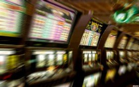 Aplikasi mobile bimaspin menampilkan pasar taruhan sepak bola Liga 1 dan meja live dealer